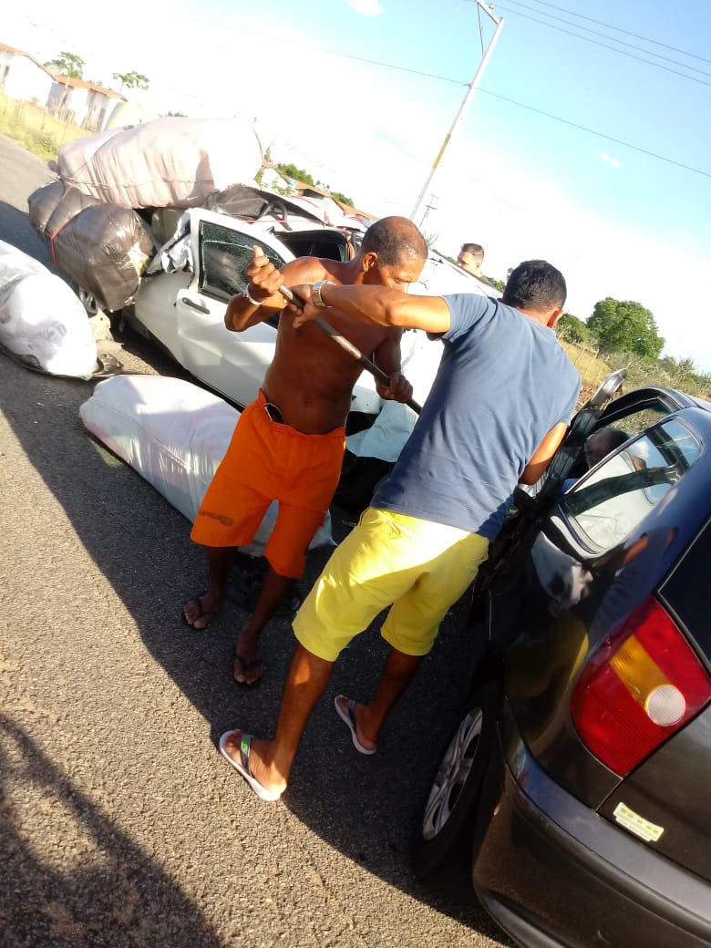 Acidente envolvendo dois veículos deixa um morto e três feridos na BA 416