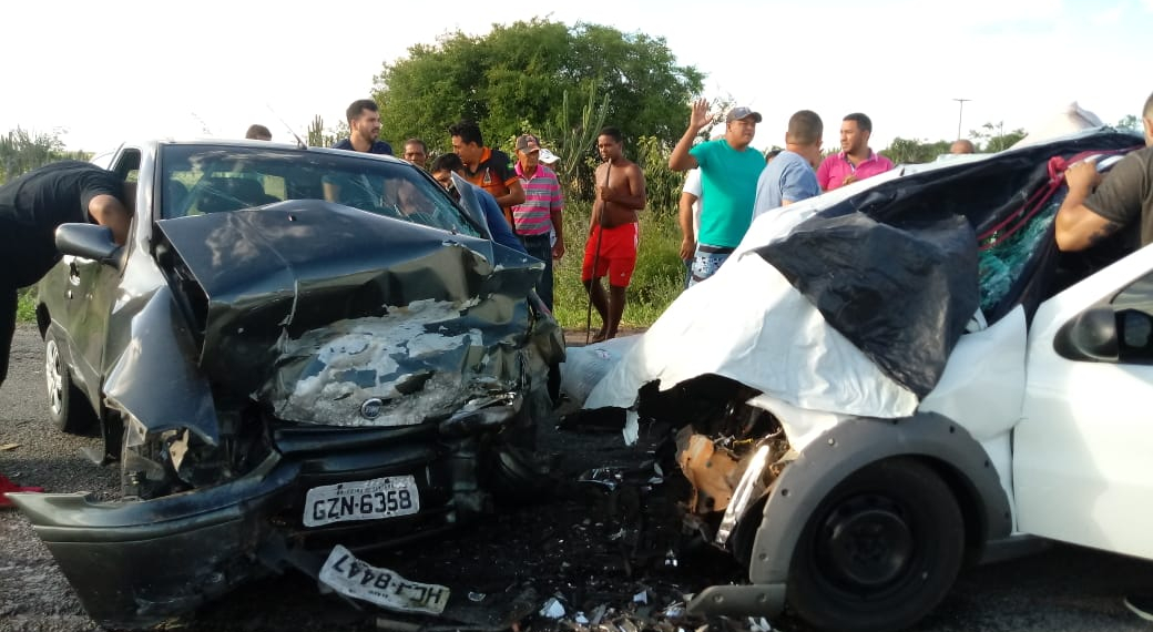 Acidente envolvendo dois veículos deixa um morto e três feridos na BA 416