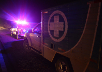 Moto colide com carro e condutor morre depois de cair e ser atropelado na BR 407
