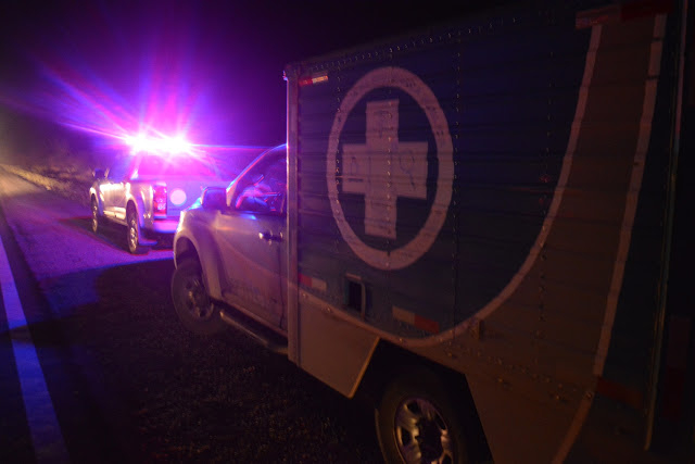 Moto colide com carro e condutor morre depois de cair e ser atropelado na BR 407