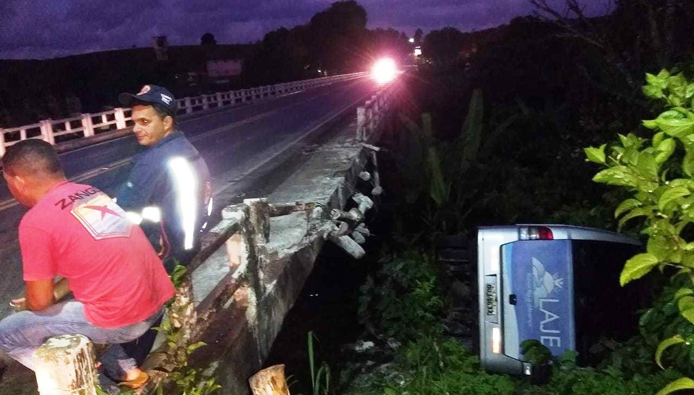 Acidente entre carreta e ônibus que levava pacientes para consultas deixa feridos na BR-101