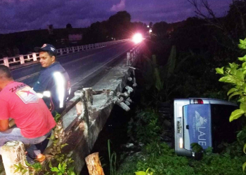 Acidente entre carreta e ônibus que levava pacientes para consultas deixa feridos na BR-101