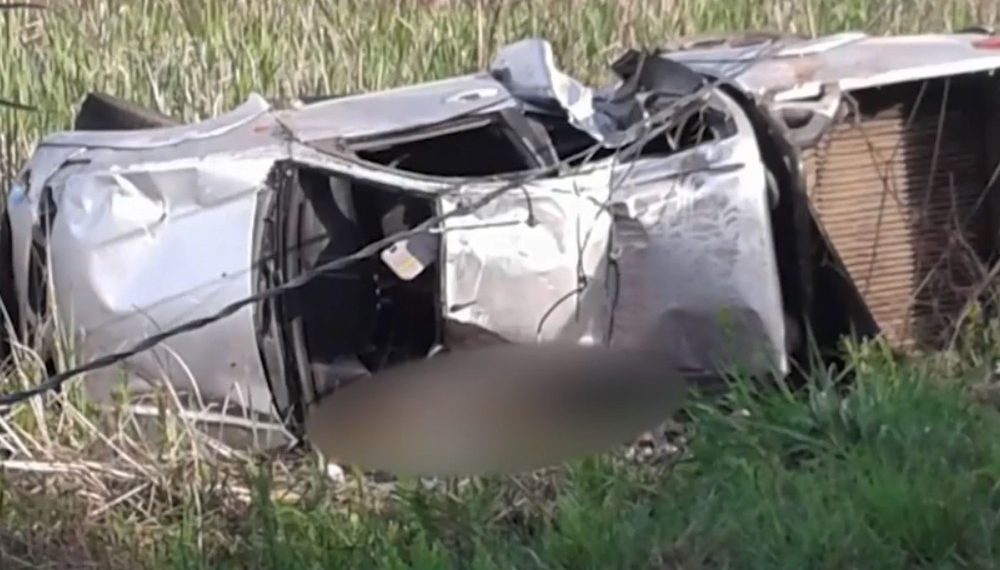 Três morrem e quatro ficam feridos após capotamento de caminhonete