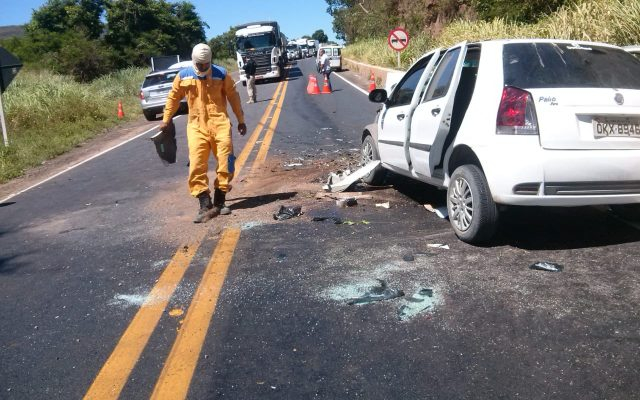 Colisão na BR 242 deixa um morto e três feridos; família de Capela do Alto Alegre estava em um dos veículos