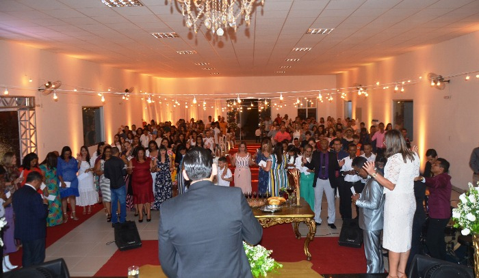 Grande ceia seguida de queima de fogos marcou a virada do ano na AD Missão e Resgate