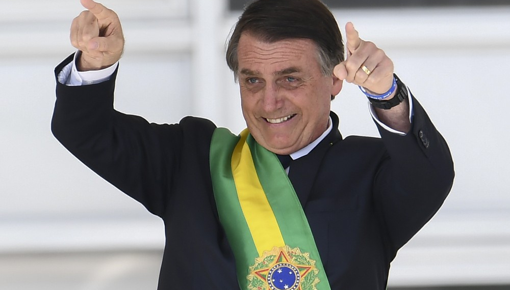 Bolsonaro assina decreto que fixa salário mínimo em R$ 998 em 2019