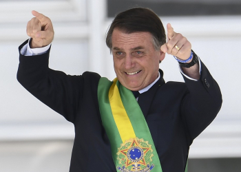 Bolsonaro assina decreto que fixa salário mínimo em R$ 998 em 2019