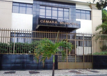 Vereador de Madre de Deus é acusado de usar dinheiro público para pagar empregados domésticos