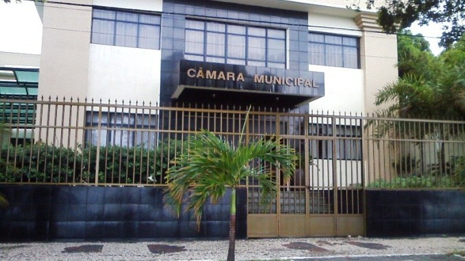 Vereador de Madre de Deus é acusado de usar dinheiro público para pagar empregados domésticos