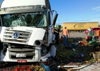 Caminhão carregado de frutas se envolve em acidente na BR 324