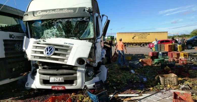 Caminhão carregado de frutas se envolve em acidente na BR 324