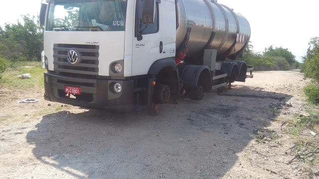 Caminhão tem os pneus roubados por bandidos em Juazeiro