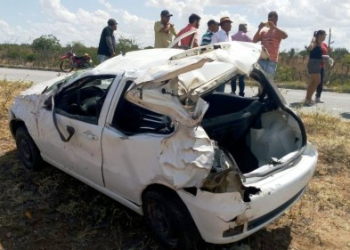Capotamento na BA 414 deixa uma pessoa morta e outras três feridas