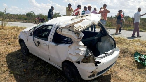 Capotamento na BA 414 deixa uma pessoa morta e outras três feridas