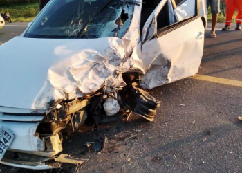 Colisão envolvendo caminhonete e Voyage deixa duas pessoas feridas na BR-324