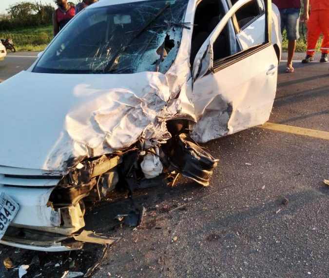 Colisão envolvendo caminhonete e Voyage deixa duas pessoas feridas na BR-324