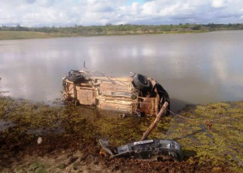 Depois de tomarem carro de assalto, bandidos sofrem acidente em açude e um deles morre