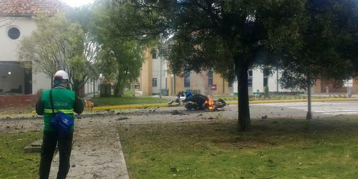 Explosão de carro em escola da polícia deixa mortos na Colômbia