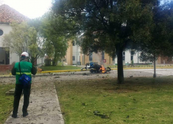 Explosão de carro em escola da polícia deixa mortos na Colômbia