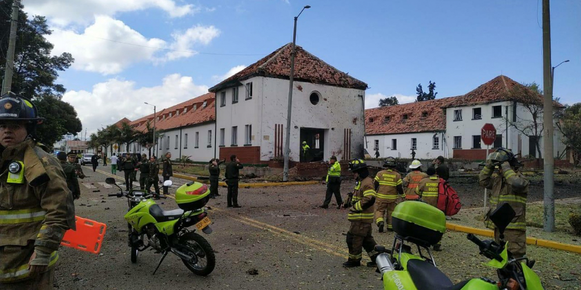 Explosão de carro em escola da polícia deixa mortos na Colômbia