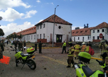 Explosão de carro em escola da polícia deixa mortos na Colômbia