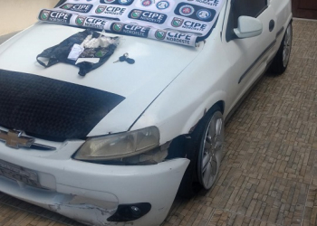 Após carro bater durante fuga, indivíduos fogem e abandonam veículo com mais de 100 pedras de crack