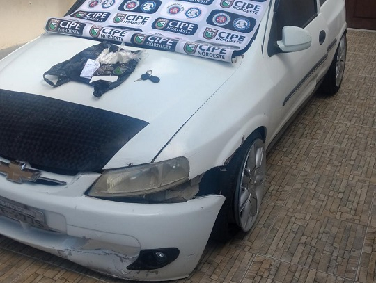 Após carro bater durante fuga, indivíduos fogem e abandonam veículo com mais de 100 pedras de crack