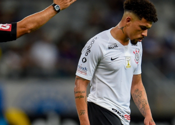 Corinthians negocia empréstimo de volante Douglas ao Bahia e segue atrás de Ramires