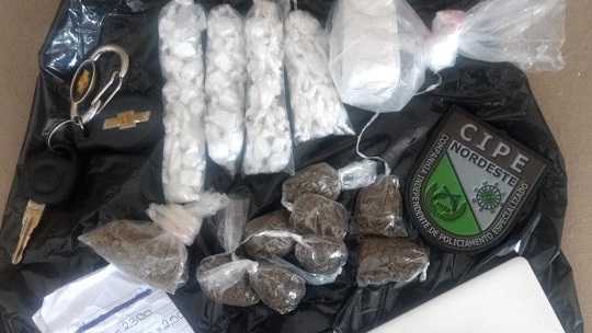 Após carro bater durante fuga, indivíduos fogem e abandonam veículo com mais de 100 pedras de crack