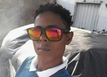 Jovem é assassinado e pai encontra corpo dentro de casa