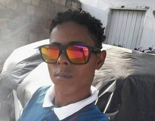 Jovem é assassinado e pai encontra corpo dentro de casa