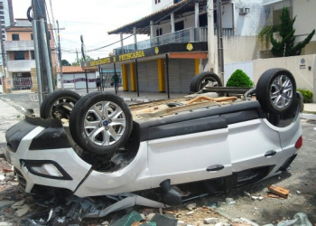 Confundiu pedais – Manobrista derruba parede de estacionamento e veículo cai de altura de 10 metros