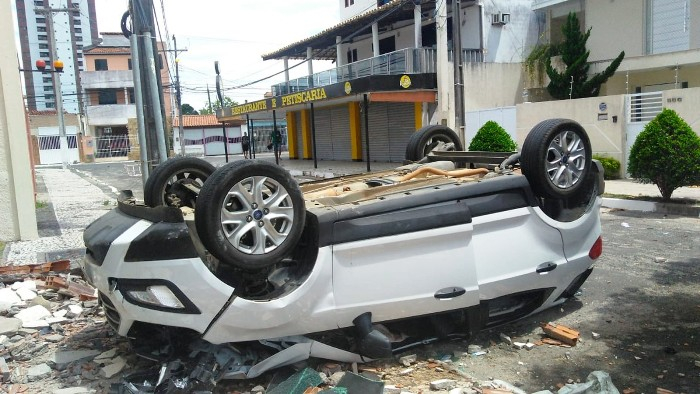 Confundiu pedais – Manobrista derruba parede de estacionamento e veículo cai de altura de 10 metros