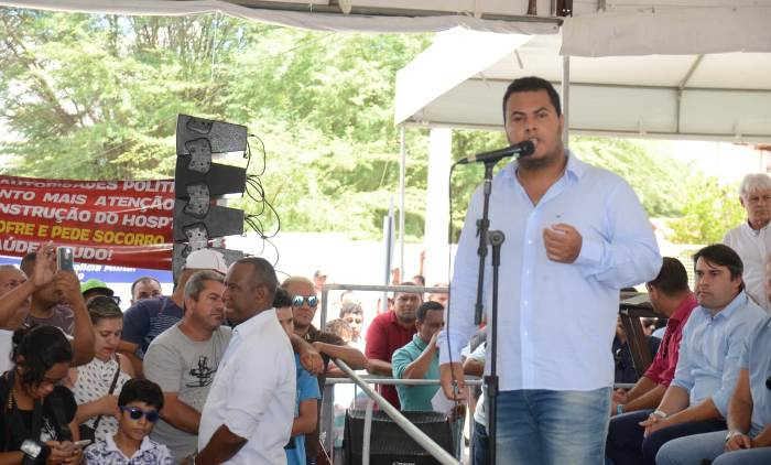 Cansanção: em ato de inauguração de rodovia, prefeito leva política local para o palanque e governador adverte dizendo que era um evento de gestão