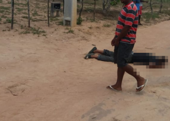 Homem armado invade casa, atira na cabeça do dono e depois é morto por desconhecido