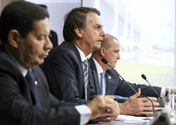 Bolsonaro propõe idade mínima de 62 anos para homem e 57 para mulher