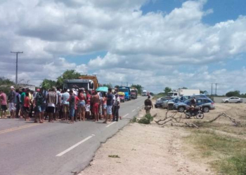Manifestantes fecham rodovia em protesto pela morte de criança e pede redutores de velocidade