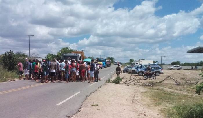 Manifestantes fecham rodovia em protesto pela morte de criança e pede redutores de velocidade