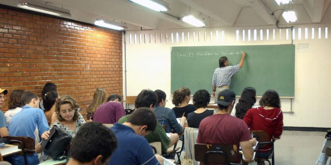 Uma em cada 3 disciplinas é dada por professor sem formação específica