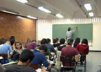 Uma em cada 3 disciplinas é dada por professor sem formação específica