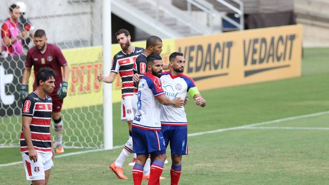 Gilberto marca dois em vitória do Bahia por 3 a 1 contra o Santa Cruz em Recife