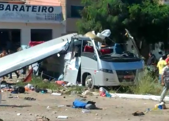 Colisão envolvendo carreta e micro-ônibus deixa 6 mortos e 23 feridos em Seabra