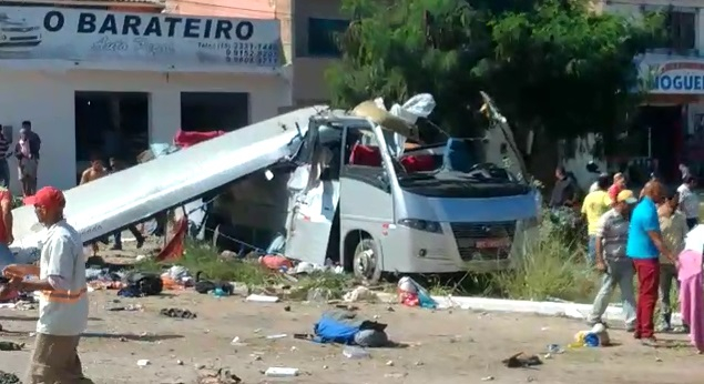 Colisão envolvendo carreta e micro-ônibus deixa 6 mortos e 23 feridos em Seabra