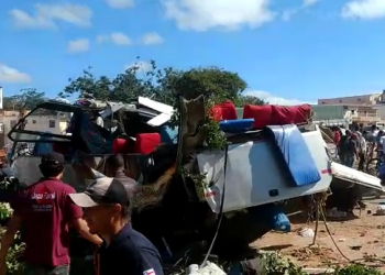 Colisão envolvendo carreta e micro-ônibus deixa 6 mortos e 23 feridos em Seabra
