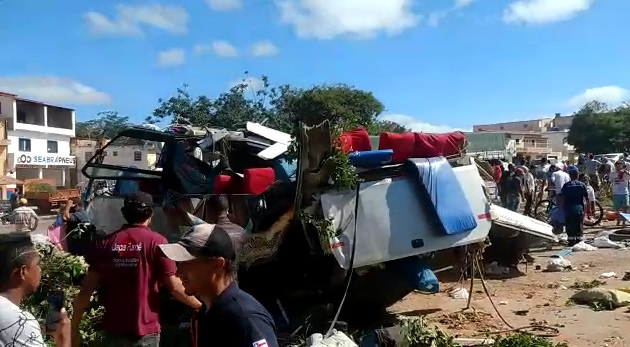 Colisão envolvendo carreta e micro-ônibus deixa 6 mortos e 23 feridos em Seabra