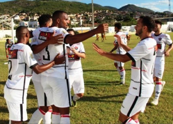 Zagueiro Edcarlos do Vitória, marca para o Jacobina contra e o mesmo faz dois para virada rubro-negra