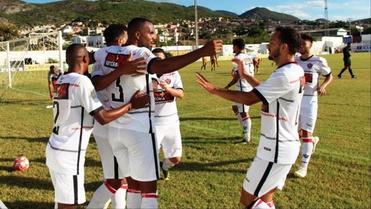 Zagueiro Edcarlos do Vitória, marca para o Jacobina contra e o mesmo faz dois para virada rubro-negra