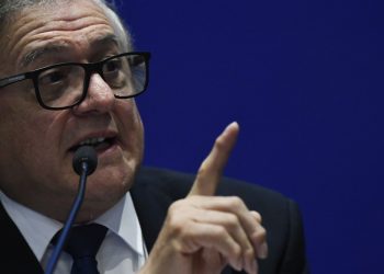 MEC recua, retira slogan e diz que Hino Nacional nas escolas será ‘voluntário’