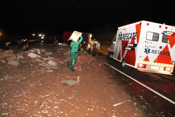 Caminhão carregado de piso tomba na BR 324 e deixa trânsito parado por duas horas