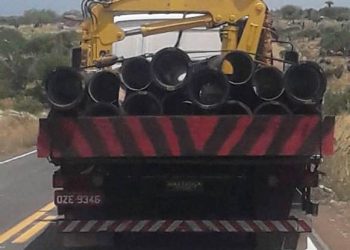 PM prende dois homens em flagrante furtando tubos da Embasa às margens da BA 120